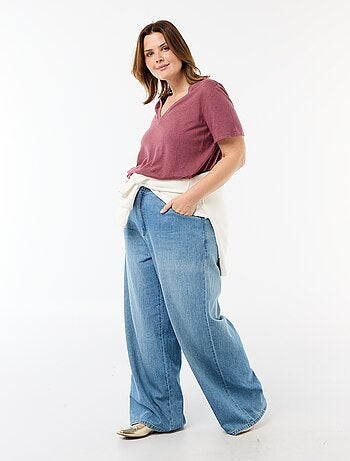 T-shirt básico decote em V e mangas curtas