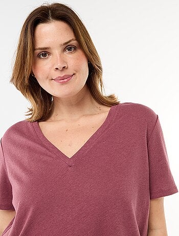 T-shirt básico decote em V e mangas curtas