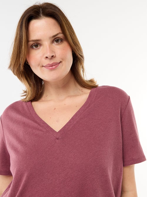 T-shirt básico decote em V e mangas curtas - Kiabi T-shirt básico decote em V e mangas curtas - Kiabi