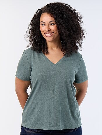 T-shirt básico decote em V e mangas curtas