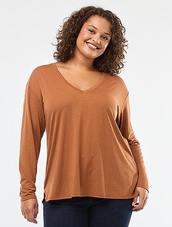 T-shirt básico decote em V e mangas 3/4