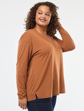 T-shirt básico decote em V e mangas 3/4