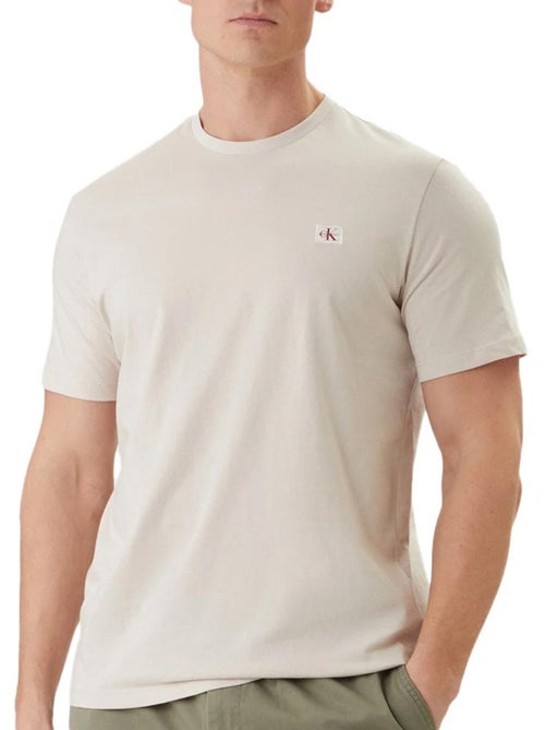 T-shirt bege calvin klein jeans com crachá para homem - Kiabi T-shirt bege calvin klein jeans com crachá para homem - Kiabi