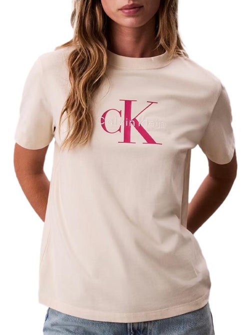 T-Shirt Bege Calvin Klein Jeans Hero para Mulher - Kiabi T-Shirt Bege Calvin Klein Jeans Hero para Mulher - Kiabi