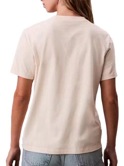 T-Shirt Bege Calvin Klein Jeans Hero para Mulher - Kiabi T-Shirt Bege Calvin Klein Jeans Hero para Mulher - Kiabi