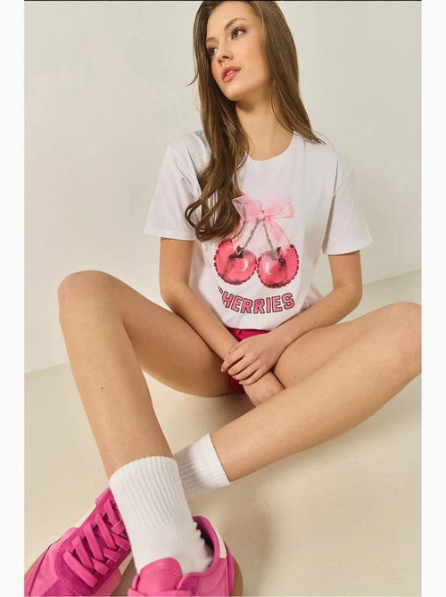 T-shirt bianco com estampado de cereja e detalhe de fita embelezada com pedras lucci - Kiabi T-shirt bianco com estampado de cereja e detalhe de fita embelezada com pedras lucci - Kiabi