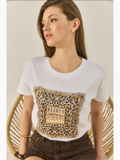 T-shirt bianco gola redonda manga curta estampada com detalhe de leopardo e corte regular lucci - Kiabi T-shirt bianco gola redonda manga curta estampada com detalhe de leopardo e corte regular lucci - Kiabi