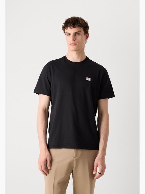 T-shirt calvin klein jeans badge para homem em jersey preto - Kiabi T-shirt calvin klein jeans badge para homem em jersey preto - Kiabi