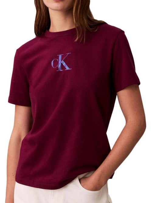 T-Shirt Calvin Klein Jeans Bordeaux para Mulher LV047E804G - Kiabi T-Shirt Calvin Klein Jeans Bordeaux para Mulher LV047E804G - Kiabi