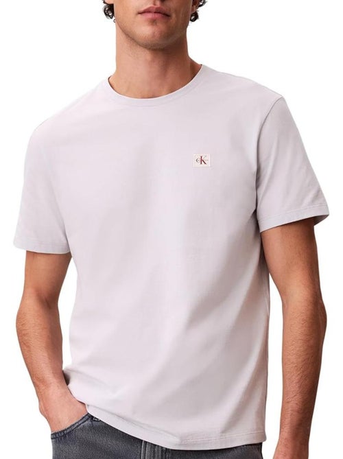 T-Shirt Calvin Klein Jeans Cinzento Claro para Homem com Crachá L4G - Kiabi T-Shirt Calvin Klein Jeans Cinzento Claro para Homem com Crachá L4G - Kiabi
