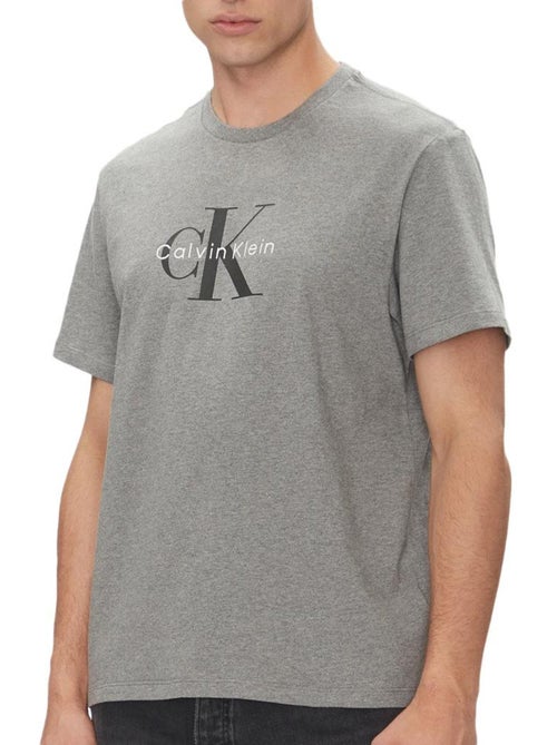 T-Shirt Calvin Klein Jeans Hero Cinzenta para Homem - Kiabi T-Shirt Calvin Klein Jeans Hero Cinzenta para Homem - Kiabi