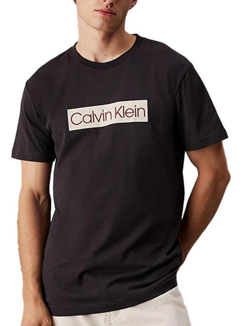 T-Shirt Calvin Klein Jeans Label Phantom para Homem - Kiabi T-Shirt Calvin Klein Jeans Label Phantom para Homem - Kiabi