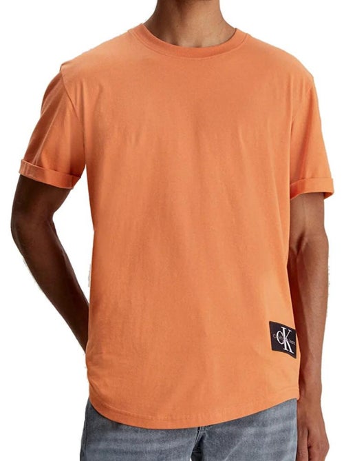 T-shirt Calvin Klein Jeans Laranja para Homem com Badge e Manga Dobrada - Kiabi T-shirt Calvin Klein Jeans Laranja para Homem com Badge e Manga Dobrada - Kiabi