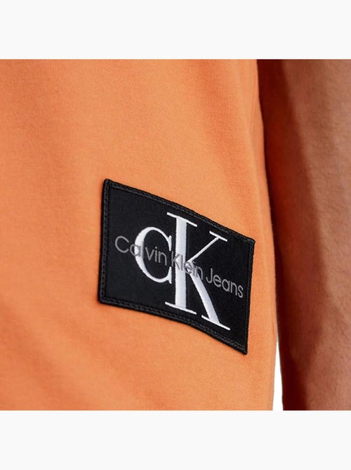 T-shirt Calvin Klein Jeans Laranja para Homem com Badge e Manga Dobrada - Kiabi T-shirt Calvin Klein Jeans Laranja para Homem com Badge e Manga Dobrada - Kiabi