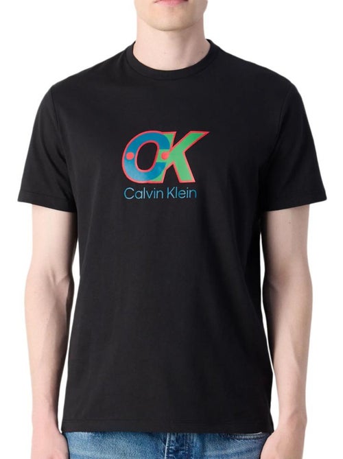 T-Shirt Calvin Klein Jeans LV04RD821G Preto para Homem - Kiabi T-Shirt Calvin Klein Jeans LV04RD821G Preto para Homem - Kiabi