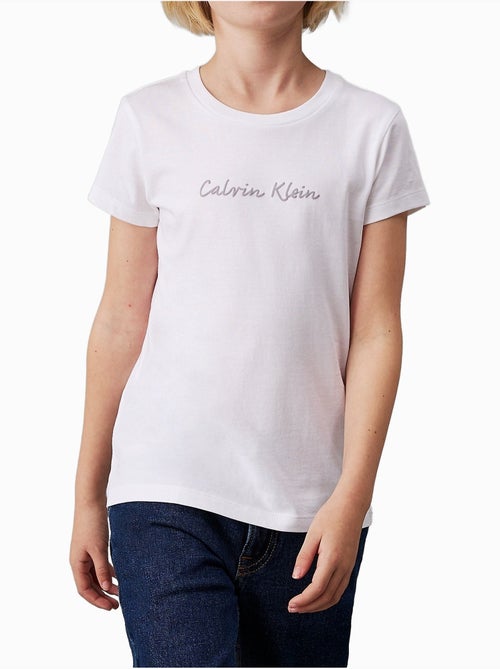 T-Shirt Calvin Klein Jeans Script Branco para Menina - Kiabi T-Shirt Calvin Klein Jeans Script Branco para Menina - Kiabi