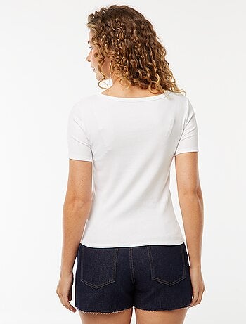 T-shirt canelada com abertura com botões