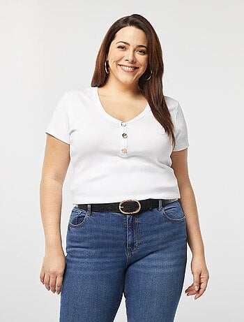 T-shirt canelada com decote com botões