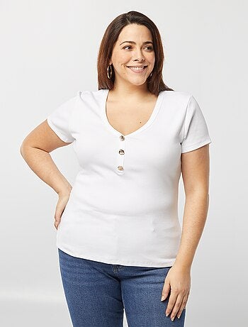 T-shirt canelada com decote com botões