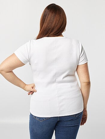 T-shirt canelada com decote com botões