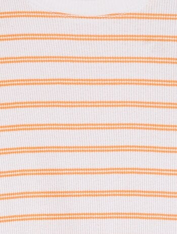 T-shirt canelada com rebordos ondulados e motivos