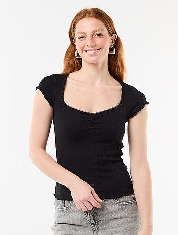 T-shirt canelada de manga curta com mangas com folhos