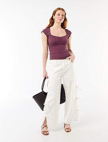 T-shirt canelada de manga curta com mangas com folhos