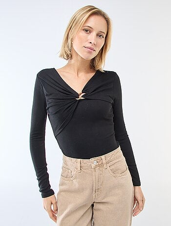 T-shirt canelado com bijuteria fantasia na frente