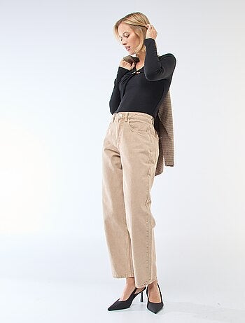 T-shirt canelado com bijuteria fantasia na frente