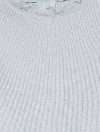 T-shirt canelado com gola ondulada