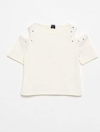 T-shirt canelado com tachas e ombros descobertos