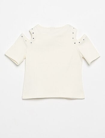 T-shirt canelado com tachas e ombros descobertos