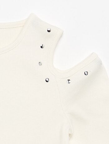 T-shirt canelado com tachas e ombros descobertos