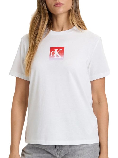 T-Shirt Clássica Branca Calvin Klein Jeans para Mulher - Kiabi T-Shirt Clássica Branca Calvin Klein Jeans para Mulher - Kiabi