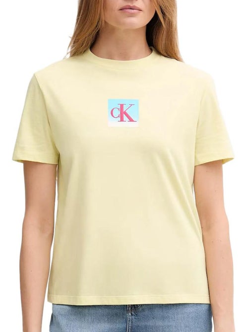 T-shirt Clássica Calvin Klein Jeans Amarela para Mulher - Kiabi T-shirt Clássica Calvin Klein Jeans Amarela para Mulher - Kiabi