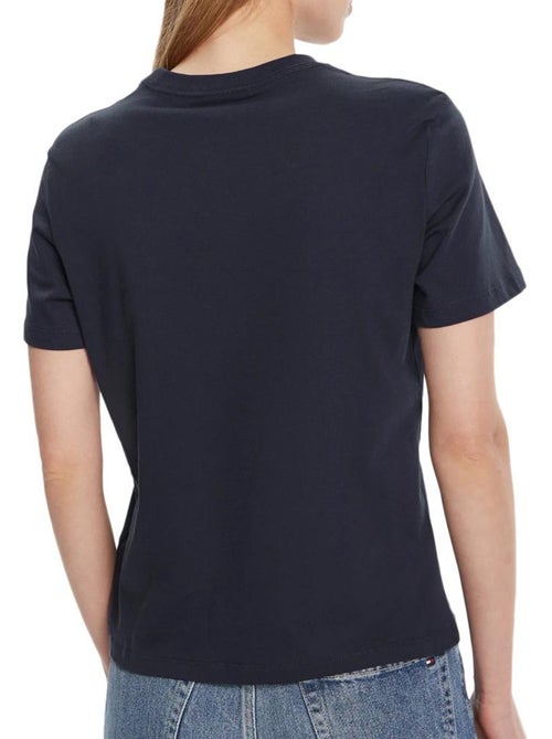 T-Shirt Clássica Calvin Klein Jeans para Mulher - Kiabi T-Shirt Clássica Calvin Klein Jeans para Mulher - Kiabi