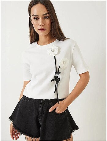 T-shirt com acessório floral e emblema lucci