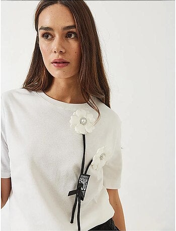 T-shirt com acessório floral e emblema lucci