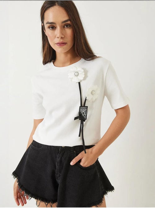 T-shirt com acessório floral e emblema lucci - Kiabi T-shirt com acessório floral e emblema lucci - Kiabi