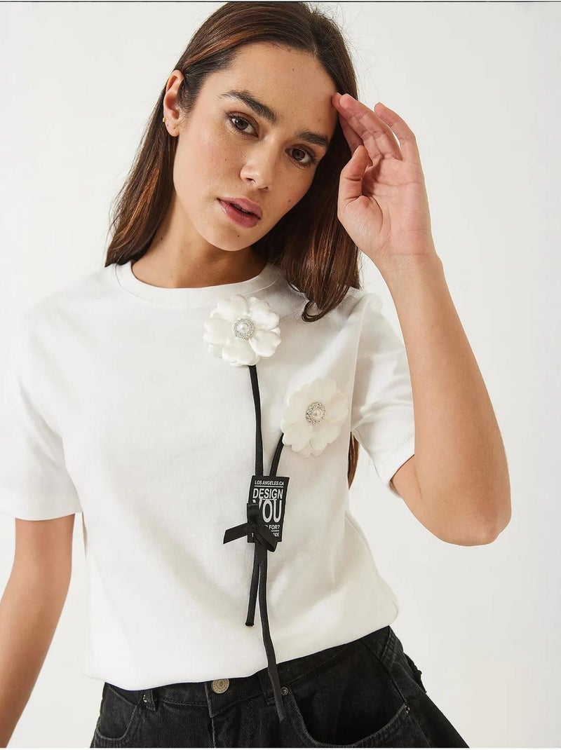 T-shirt com acessório floral e emblema lucci Branco - Kiabi