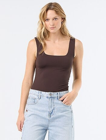 T-shirt com alças largas e gola quadrada
