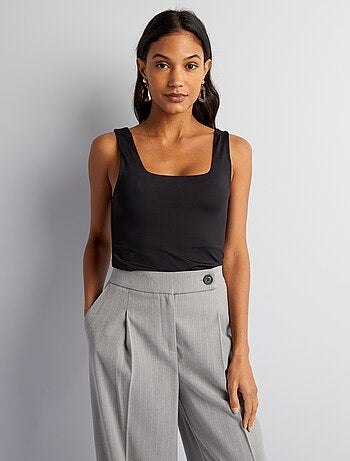 T-shirt com alças largas e gola quadrada