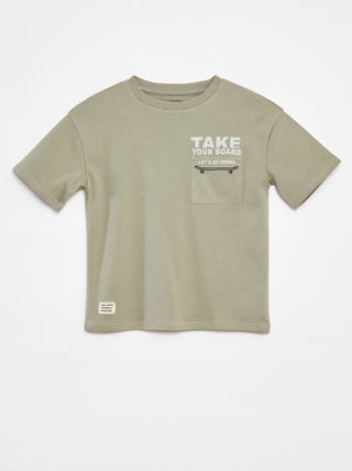T-shirt com bolso estampado
