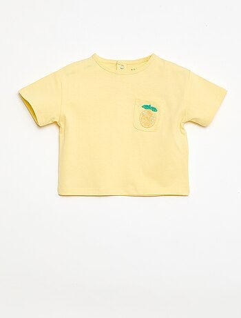 T-shirt com bolso fantasia e bordado