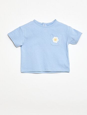 T-shirt com bolso fantasia e bordado