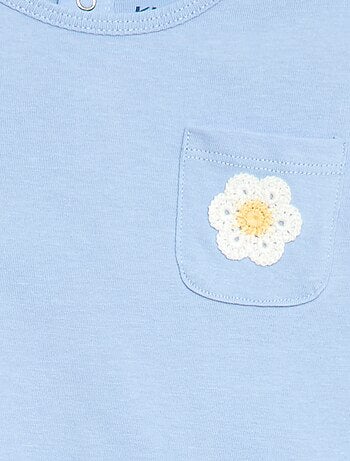 T-shirt com bolso fantasia e bordado