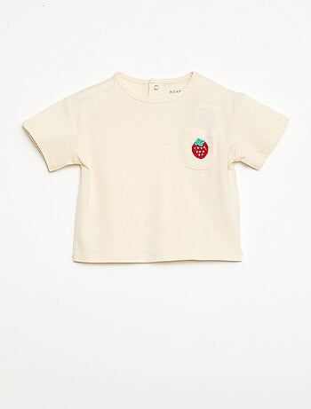 T-shirt com bolso fantasia e bordado