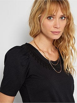 T-shirt com bordado na gola - Kiabi