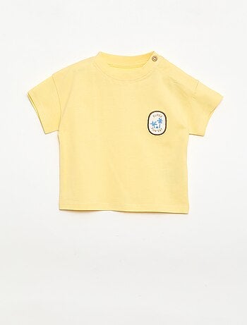 T-shirt com bordado no peito
