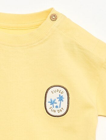 T-shirt com bordado no peito